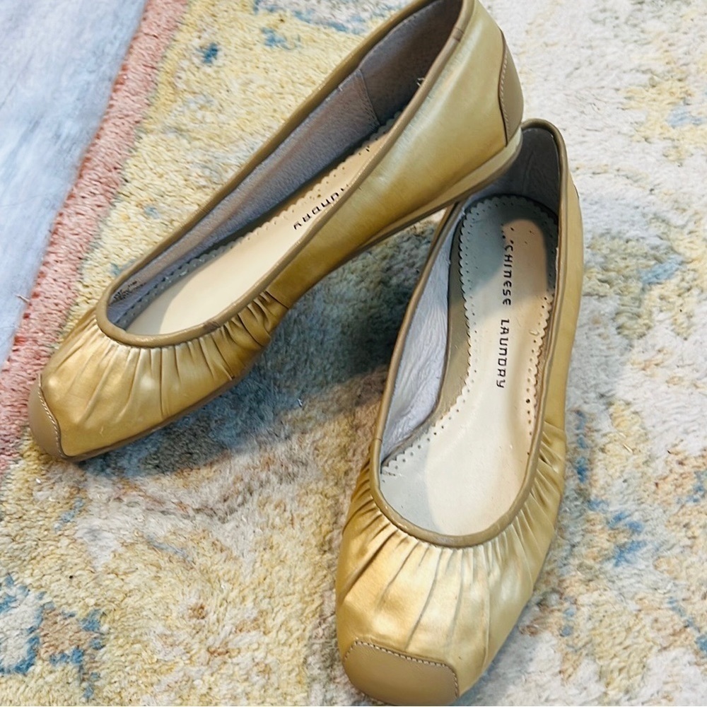 ⭐️CHINESE LAUNDRY, Women's Harp Flat Natural/Gold, Excellent Condition,Size 8M